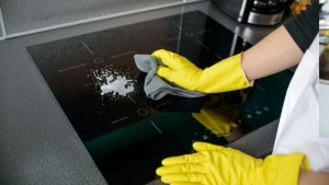 Vệ sinh bếp từ tại nhà định kỳ