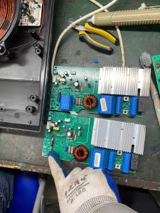 Thợ sửa bếp từ Long Biên kiểm tra và sửa chữa tại nhà